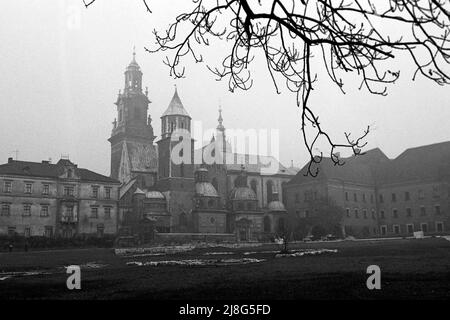 Die Burganlage auf dem Wawel in der Altstadt von Krakau, Woiwodschaft Kleinpolen, 1967. Castle complex on Wawel Hill in Kraków Old Town, Lesser Polonia Vovoideship, 1967. Stock Photo