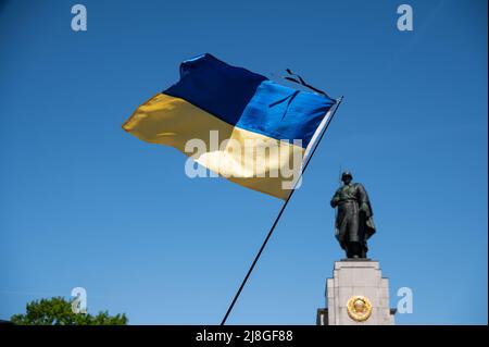 08.05.2022, Berlin, Germany, Europe - Ukrainian flag waves at Soviet War Memorial at Grosser Tiergarten during the 8th of May commemoration ceremony. Stock Photo