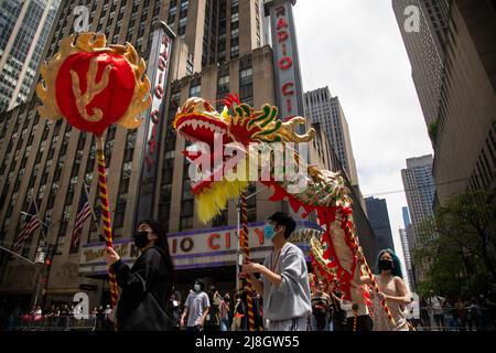 (220516) -- NEW YORK, May 16, 2022 (Xinhua) -- Dragon dancers perform during the first-ever annual Asian American and Pacific Islander (AAPI) Cultural and Heritage Parade in New York, the United States, May 15, 2022. New York City held its first-ever annual Asian American and Pacific Islander (AAPI) Cultural and Heritage Parade on Sunday with the participation of immigrants from China, South Korea, India, Malaysia, Thailand and others. (Photo by Michael Nagle/Xinhua) Stock Photo