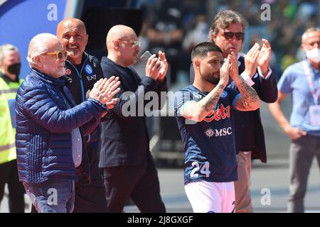 Naples, Italy. 15 May, 2022. Luciano Spalletti, Manager of SSC Napoli, joins Aurelio De Laurentiis, President of SSC Napoli, Lorenzo Insigne of SSC Napoli whilst celebrating his final game for SSC Napoli prior to kick off of the Serie A match between SSC Napoli and Genoa CFC at Stadio Diego Armando Maradona on May 15, 2022 in Naples, Italy. Credit:Franco Romano/Alamy Live News Stock Photo