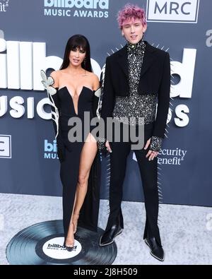 LAS VEGAS, NEVADA, USA - MAY 15: American actress Megan Fox and boyfriend/American rapper Machine Gun Kelly (Colson Baker) arrive at the 2022 Billboard Music Awards held at the MGM Grand Garden Arena on May 15, 2022 in Las Vegas, Nevada, United States. (Photo by Xavier Collin/Image Press Agency) Stock Photo