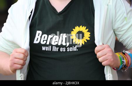Duesseldorf, Germany. 15th May, 2022. A T-shirt of the party Bündnis 90/Die Grünen. Credit: Friso Gentsch/dpa/Alamy Live News Stock Photo