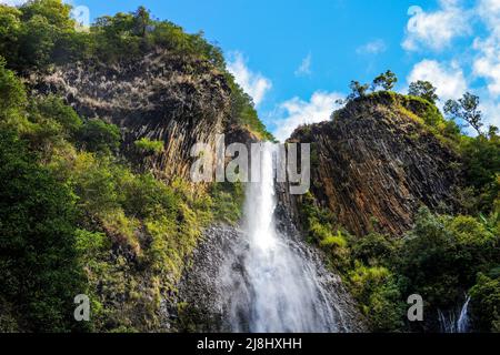 Columnar jointed volcanic rocks at the top of Manawaiopuna waterfall aka Jurassic Falls in the green and tropical Hanapepe Valley in the center of Kau Stock Photo