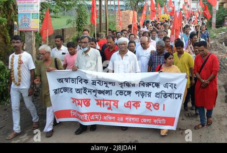 Kolkata, India. 15th May, 2022. Members of the Communist Party of India (Marxist) staged a demonstration in multiple locations in South 24 Pargana at West Bengal against the price hike of petrol, diesel, cooking gas, food product and various issue presence of CPI[M] polite burro leader Suryakanta Mishra and central committee member Sujan Chakroborty. (Photo by Avik Purkait/Pacific Press/Sipa USA) Credit: Sipa USA/Alamy Live News Stock Photo