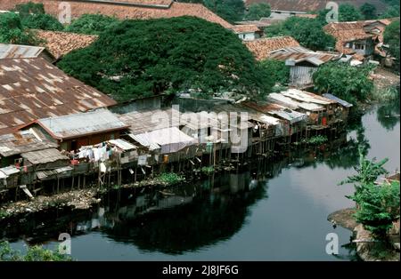 Sunda Kelapa waterfront ramshackle houses, Jakarta, Indonesia 1984 Stock Photo