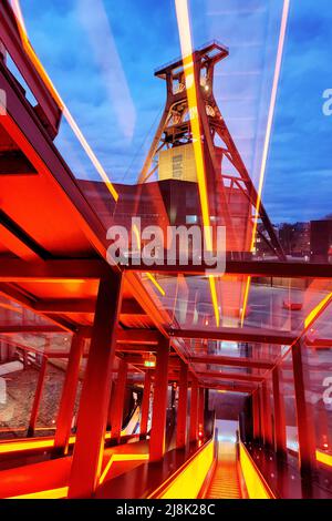 Illuminated gangway with the headframe of Zollverein Coal Mine Industrial Complex Shaft XII, Germany, North Rhine-Westphalia, Ruhr Area, Essen Stock Photo