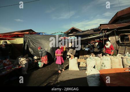 A child shopping at a roadside traditional market in Kersik Tuo village in Kayu Aro, Kerinci, Jambi, Indonesia. Stock Photo