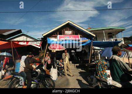 A roadside traditional market in Kersik Tuo village in Kayu Aro, Kerinci, Jambi, Indonesia. Stock Photo