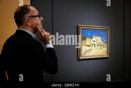 2022-05-17 09:49:11 A visitor during the presentation of Vincent van Gogh's famous work, The Yellow House, at the press opening of Dutch Heritage Amsterdam in the former Hermitage. netherlands out - belgium out Stock Photo