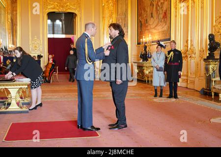 Mr. Alan Parsons is made an OBE (Officer of the Order of the British Empire) by the Duke of Cambridge at Windsor Castle. Picture date: Tuesday May 17, 2022. Stock Photo