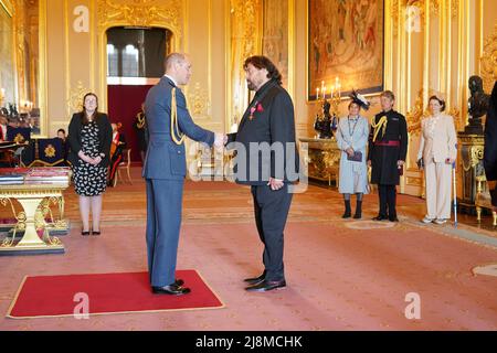 Mr. Alan Parsons is made an OBE (Officer of the Order of the British Empire) by the Duke of Cambridge at Windsor Castle. Picture date: Tuesday May 17, 2022. Stock Photo