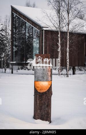 Wood cabin with glass walls in the snow, Scandinavian design suite of the luxury Arctic Bath Spa Hotel, Harads, Lapland, Sweden Stock Photo