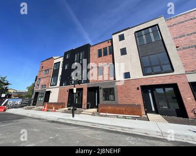 United States. 10th Apr, 2022. Newly constructed townhomes in downtown Lafayette, California, part of the Mill on Brown development, April 10, 2022. Photo courtesy Sftm. (Photo by Gado/Sipa USA) Credit: Sipa USA/Alamy Live News Stock Photo