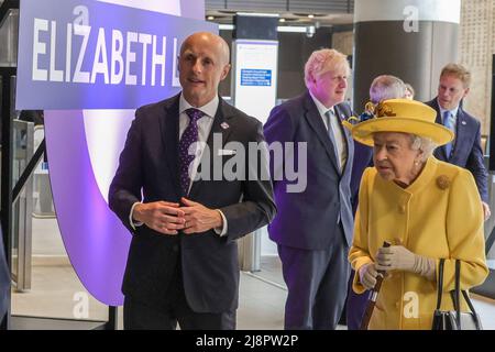 (220518) -- LONDON, May 18, 2022 (Xinhua) -- Britain's Queen Elizabeth II (R, front) attends the opening ceremony of Elizabeth Line at Paddington Station in London, Britain, May 17, 2022. Elizabeth Line is a new railway line which will open to the public on May 24. (Andrew Parsons/No 10 Downing Street/Handout via Xinhua) Stock Photo