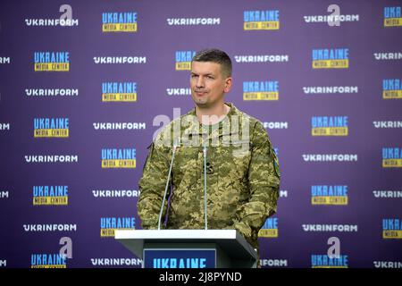 Non Exclusive: KYIV, UKRAINE - MAY 17, 2022 - Chief of Staff of the Territorial Defence Forces of the Ukrainian Armed Forces Serhii Sobko holds a brie Stock Photo