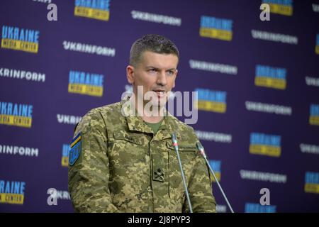 Non Exclusive: KYIV, UKRAINE - MAY 17, 2022 - Chief of Staff of the Territorial Defence Forces of the Ukrainian Armed Forces Serhii Sobko holds a brie Stock Photo