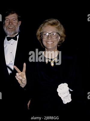 WASHINGTON DC - DECEMBER 8, 1991 Lesley Stahl and her husband Aaron Latham arrive at the Kennedy Center Honors. Stock Photo