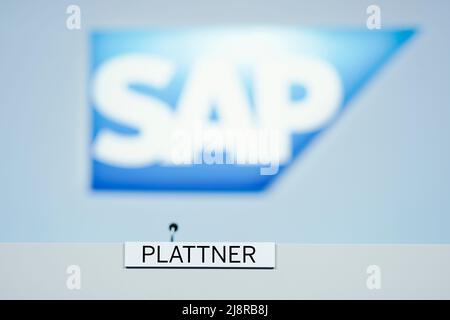 Walldorf, Germany. 18th May, 2022. A nameplate for Hasso Plattner, chairman of the supervisory board of SAP SE, is displayed on the podium in front of a corporate logo at the annual general meeting of the software company SAP. Credit: Uwe Anspach/dpa/Ģ����ý Live News Stock Photo