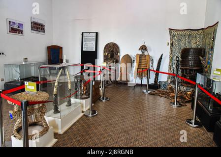 (220518) -- YAOUNDE, May 18, 2022 (Xinhua) -- Photo taken on May 15, 2022 shows exhibits at the National Museum of Cameroon in Yaounde, Cameroon.  The National Museum of Cameroon has about 22 galleries with more than one thousand exhibits, including local musical instruments, bronze and wood carvings, Stone Age artifacts, pottery, and relics of traditional tribal kingdoms. (Photo by Kepseu/Xinhua) Stock Photo