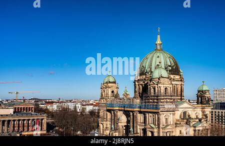 Blick von der Dachterrasse des Neuen Stadtschloss auf die Kuppel des Berliner Dom am Lustgarten Stock Photo
