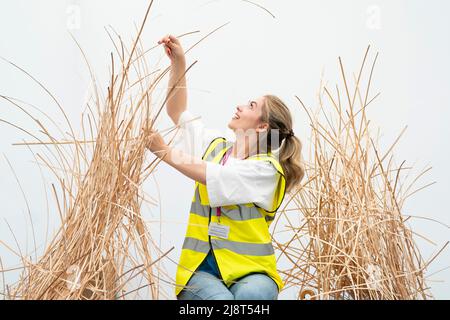 Preparations get underway ahead of the RHS Chelsea Flower Show at the Royal Hospital Chelsea in London. Picture date: Wednesday May 18, 2022. Stock Photo