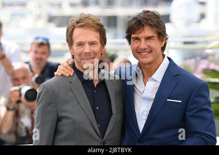 Jerry Bruckheimer (left) poses with Tom Cruise at a photocall for Top Gun: Maverick during the 75th Cannes Film Festival in Cannes, France. Picture date: Wednesday May 18, 2022. Stock Photo