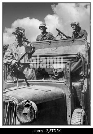 WW2 Operation Barbarossa The commander of the armored regiment observes the course of the fighting on the Eastern Front from his staff car, behind a Wehrmacht soldier with the feared and very efficient MG 34 machine gun. Date July 1941 Stock Photo