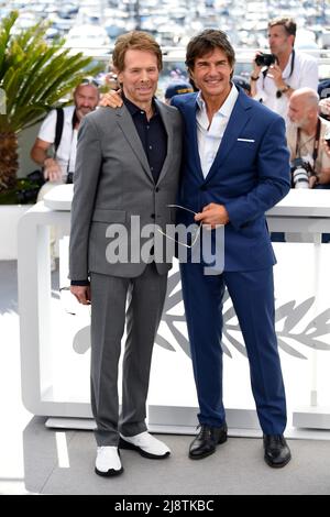 Venice, Italy. 18th May, 2022. 75° Festival Internazionale del cinema, Photocall del film “Top Gun: Maverick”. Nella foto Tom Cruise e Jerry Bruckheimer Credit: Independent Photo Agency/Alamy Live News Stock Photo