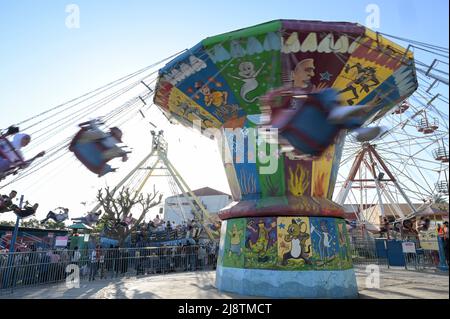 PALESTINE, Jenin, people enjoy a funfair after end of Ramadan / PALÄSTINA, Jenin, Jahrmarkt Freuden nach dem Ende des Ramadan Fastenmonat