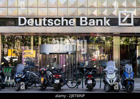 Madrid, Spain. 17th May, 2022. German investment bank and financial services Deutsche Bank branch in Spain. (Photo by Xavi Lopez/SOPA Images/Sipa USA) Credit: Sipa USA/Alamy Live News Stock Photo