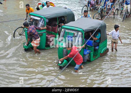 Sylhet, Mexico City, Bangladesh. 17th May, 2022. Vehicles Stucks in the floodwaters. Many roads in Sylhet along the river have been submerged due to continuous high rains for several days. The water of all the rivers of Sylhet division including the Surma river of Sylhet is flowing over the danger zone. On May 17, 2022 in Sylhet, Bangladesh. (Credit Image: © Md Rafayat Haque Khan/eyepix via ZUMA Press Wire) Stock Photo