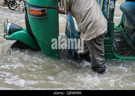 Sylhet, Mexico City, Bangladesh. 17th May, 2022. Vehicles Stucks in the floodwaters. Many roads in Sylhet along the river have been submerged due to continuous high rains for several days. The water of all the rivers of Sylhet division including the Surma river of Sylhet is flowing over the danger zone. On May 17, 2022 in Sylhet, Bangladesh. (Credit Image: © Md Rafayat Haque Khan/eyepix via ZUMA Press Wire) Stock Photo