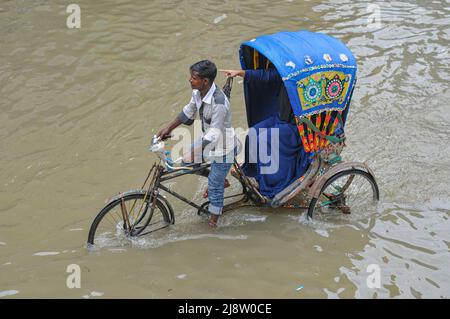 Sylhet, Mexico City, Bangladesh. 17th May, 2022. Vehicles Stucks in the floodwaters. Many roads in Sylhet along the river have been submerged due to continuous high rains for several days. The water of all the rivers of Sylhet division including the Surma river of Sylhet is flowing over the danger zone. On May 17, 2022 in Sylhet, Bangladesh. (Credit Image: © Md Rafayat Haque Khan/eyepix via ZUMA Press Wire) Stock Photo