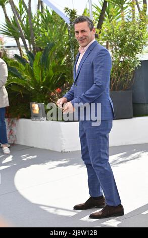 Cannes, France. 18th May, 2022. CANNES, FRANCE. May 18, 2022: Jon Hamm at the photocall for the TopGun: Maverick at the 75th Festival de Cannes. Picture Credit: Paul Smith/Alamy Live News Stock Photo