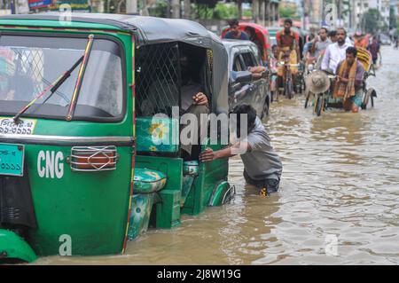 Sylhet, Mexico City, Bangladesh. 17th May, 2022. Vehicles Stucks in the floodwaters. Many roads in Sylhet along the river have been submerged due to continuous high rains for several days. The water of all the rivers of Sylhet division including the Surma river of Sylhet is flowing over the danger zone. On May 17, 2022 in Sylhet, Bangladesh. (Credit Image: © Md Rafayat Haque Khan/eyepix via ZUMA Press Wire) Stock Photo