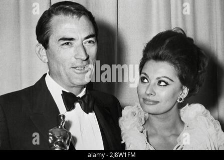 SOPHIA LOREN AND GREGORY PECK AT THE ACADEMY AWARDS Credit: Ralph ...