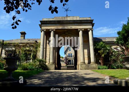 SHEFFIELD. SOUTH YORKSHIRE. ENGLAND. 05-14-22. The Botanical Gardens, the main entrance gate from Clarkehouse Road. Stock Photo