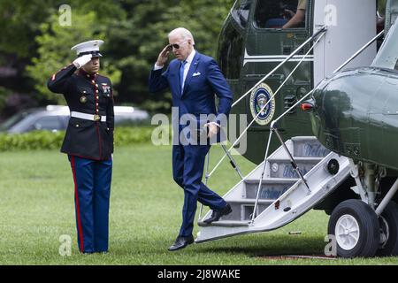 Washington, United States. 18th May, 2022. President Joe Biden returns to the White House from Andrews Air Force Base, where he attended a briefing on Hurricane preparedness, in Washington, DC on Wednesday, May 18, 2022. Photo by Jim Lo Scalzo/Pool Credit: UPI/Alamy Live News Stock Photo