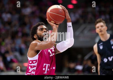 Bonn, Deutschland. 13th May, 2022. Javontae HAWKINS (BN, mi.) with a penalty, individual action with ball. 100:98 after overtime, basketball 1.Bundesliga/Telekom Baskets Bonn-Hamburg Towers/1. Quarter-final playoff, in the TELEKOMDOME, on May 13, 2022 Credit: dpa/Alamy Live News Stock Photo