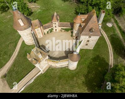 View of Chateau de Thoury in Saint-Pourain-sur-Besbre in Auvergne, feudal castle with fortified high curtain walls enclosing a courtyard, gate tower e Stock Photo