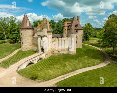 View of Chateau de Thoury in Saint-Pourain-sur-Besbre in Auvergne, feudal castle with fortified high curtain walls enclosing a courtyard, gate tower e Stock Photo