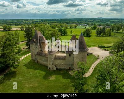 View of Chateau de Thoury in Saint-Pourain-sur-Besbre in Auvergne, feudal castle with fortified high curtain walls enclosing a courtyard, gate tower e Stock Photo