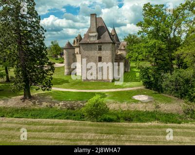 View of Chateau de Thoury in Saint-Pourain-sur-Besbre in Auvergne, feudal castle with fortified high curtain walls enclosing a courtyard, gate tower e Stock Photo