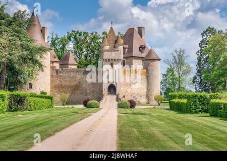 View of Chateau de Thoury in Saint-Pourain-sur-Besbre in Auvergne, feudal castle with fortified high curtain walls enclosing a courtyard, gate tower e Stock Photo