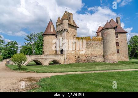 View of Chateau de Thoury in Saint-Pourain-sur-Besbre in Auvergne, feudal castle with fortified high curtain walls enclosing a courtyard, gate tower e Stock Photo