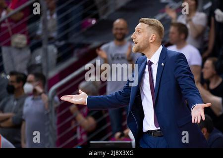 Bonn, Deutschland. 13th May, 2022. Head Coach Tuomas IISALO (BN, re.) with questioning gesture. 100:98 after extra time, basketball 1.Bundesliga/Telekom Baskets Bonn-Hamburg Towers/1. Quarter-final playoff, in the TELEKOMDOME, on May 13, 2022 Credit: dpa/Alamy Live News Stock Photo