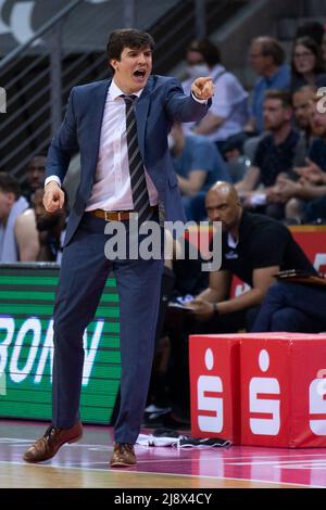 Bonn, Deutschland. 13th May, 2022. Head coach Pedro CALLES (HH, mi.) calls and points forward. 100:98 after extra time, basketball 1.Bundesliga/Telekom Baskets Bonn-Hamburg Towers/1. Quarter-final playoff, in the TELEKOMDOME, on May 13, 2022 Credit: dpa/Alamy Live News Stock Photo