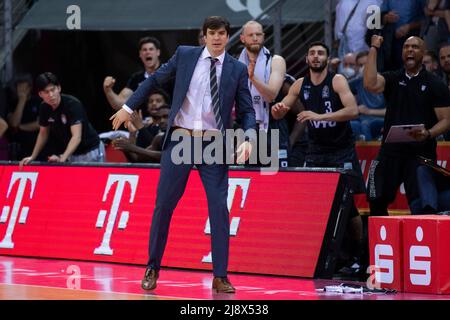 Bonn, Deutschland. 13th May, 2022. Head coach Pedro CALLES (HH, middle), tense, tension. 100:98 after extra time, basketball 1.Bundesliga/Telekom Baskets Bonn-Hamburg Towers/1. Quarter-final playoff, in the TELEKOMDOME, on May 13, 2022 Credit: dpa/Alamy Live News Stock Photo