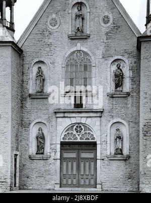 Sainte-Famille church in ïle d'Orléans with Jean-Baptiste Côté's sculptures  ca.  1925 Stock Photo