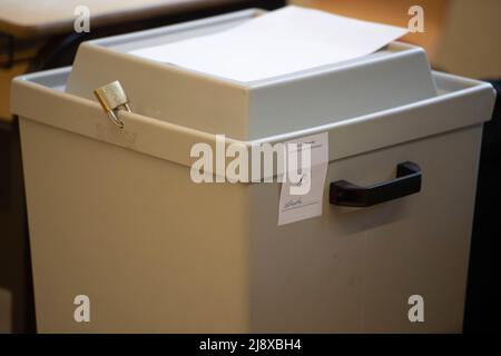 *** Sealed ballot box in the polling station, feature, marginal motifs, symbolic photo, voting by Thomas KUTSCHATY, SPD top candidate and chairman of the SPD state parliamentary group, in the Eichendorff School in Essen, state elections in North Rhine-Westphalia NRW, on May 15th, 2022 in Duesseldorf/Germany. Â Stock Photo